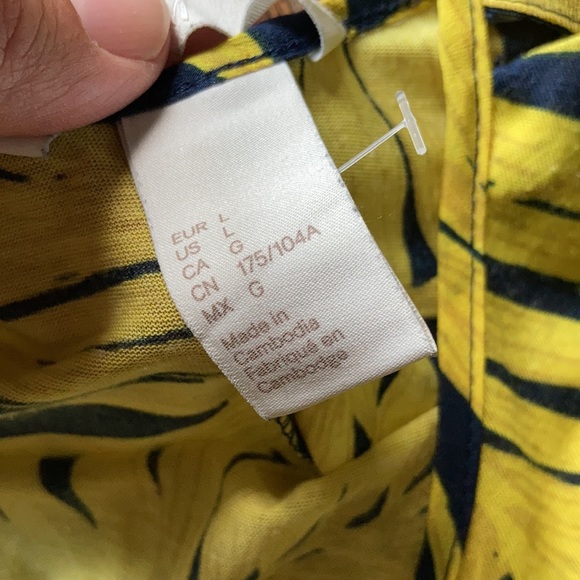 H&M tank top. - Picture 2 of 3